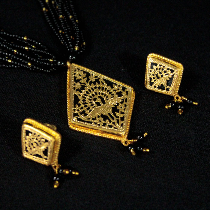 Black Rhombus Peacock Motif 23kt Gold Jewellery Set